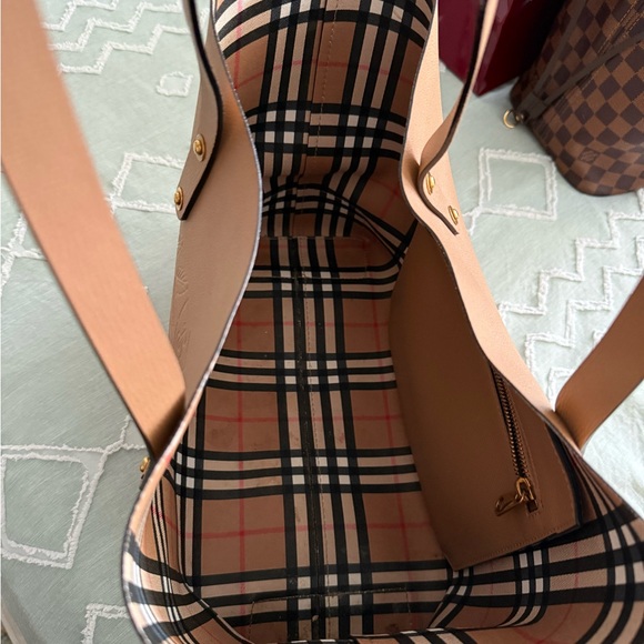 Leather Burberry Tote - Picture 5 of 7